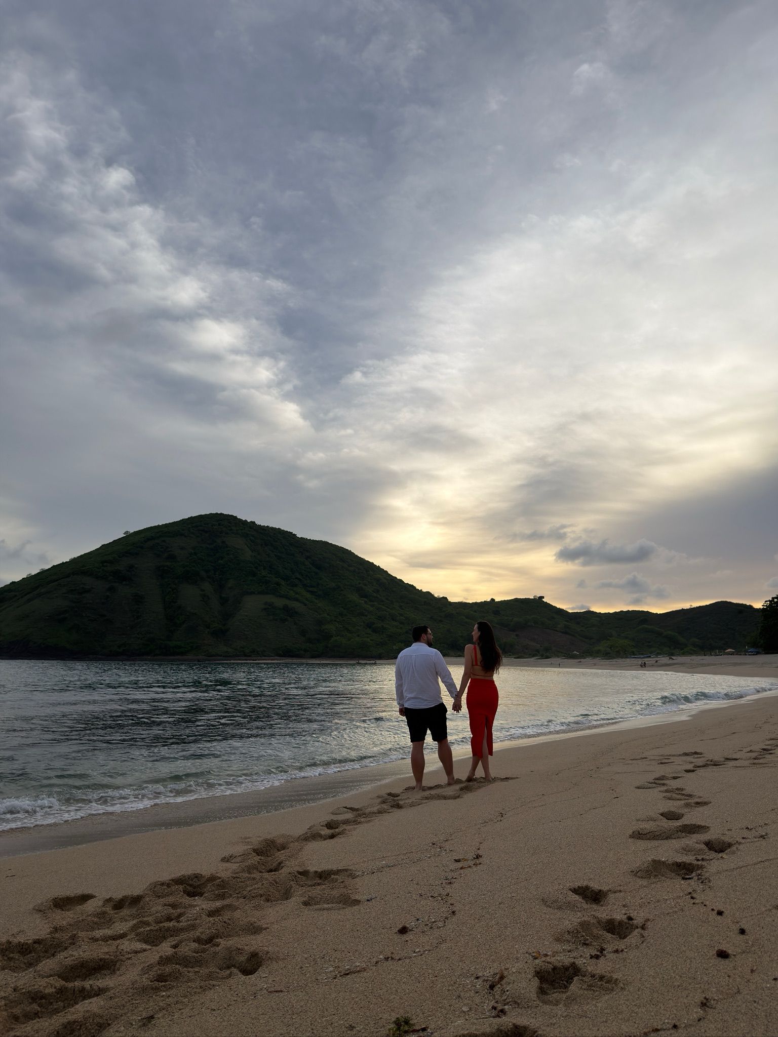 Tillmann und Aleksandra am Strand bei Sonnenuntergang