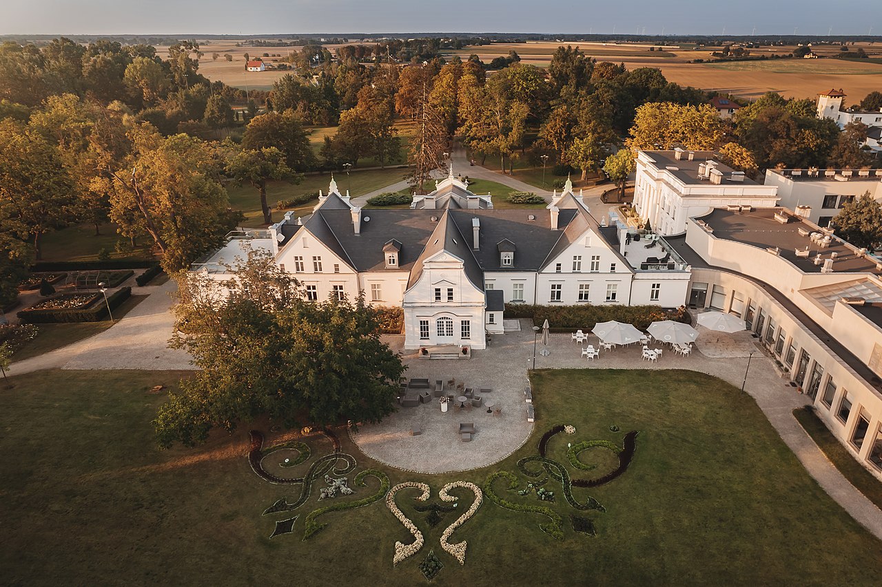Pałac Romantyczny in Turzno aus der Luft